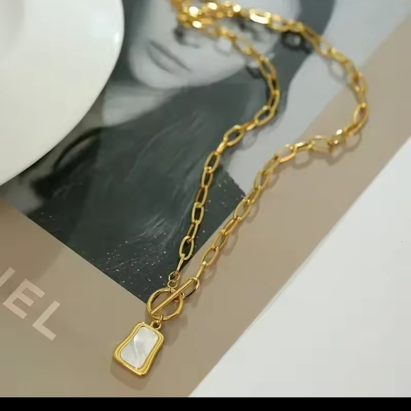 Elegant Gold Necklace with Minimalist Charm - Picture 2 of 8